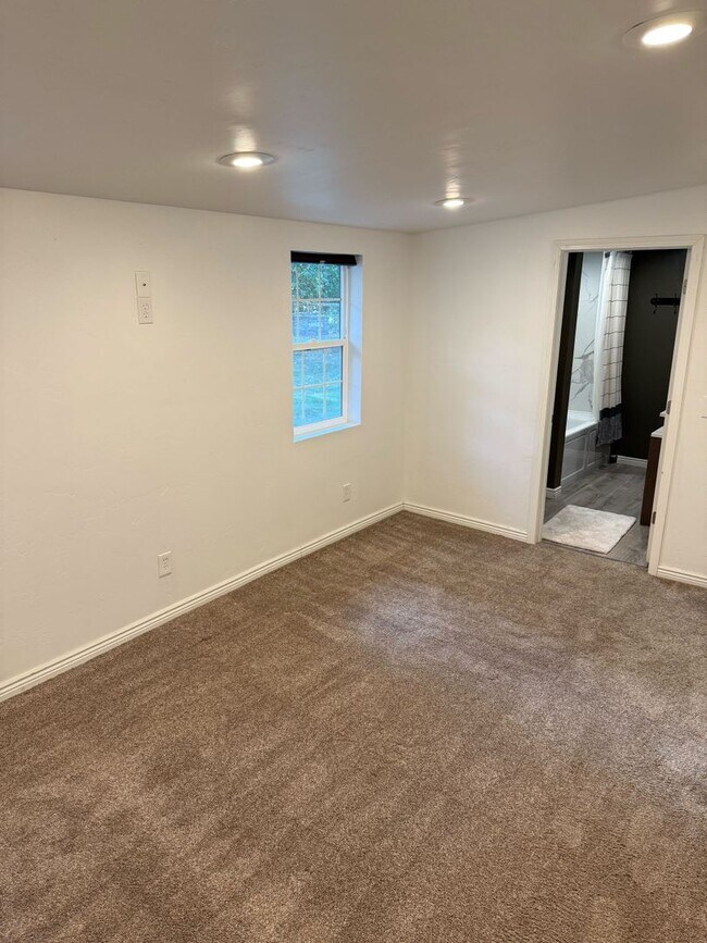 Building Photo - 1533 3rd Ave W
