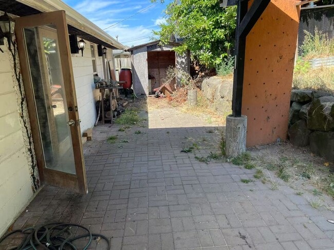 Building Photo - Nice 3-bed, 1 -bath single family house in...