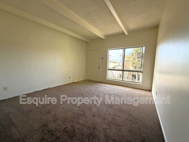 Building Photo - 2050 N Ventura Rd