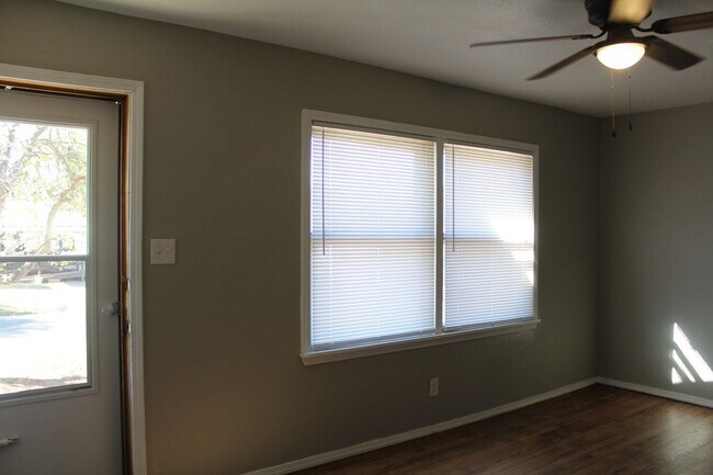 Building Photo - 3 bedrooms with appliances!