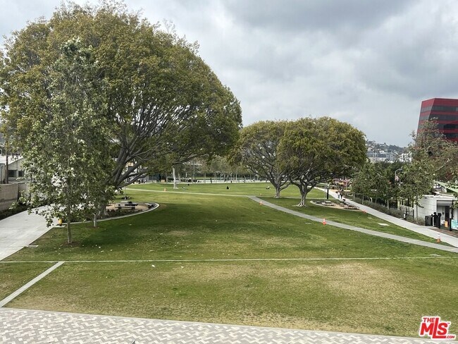 Building Photo - 501 N San Vicente Blvd