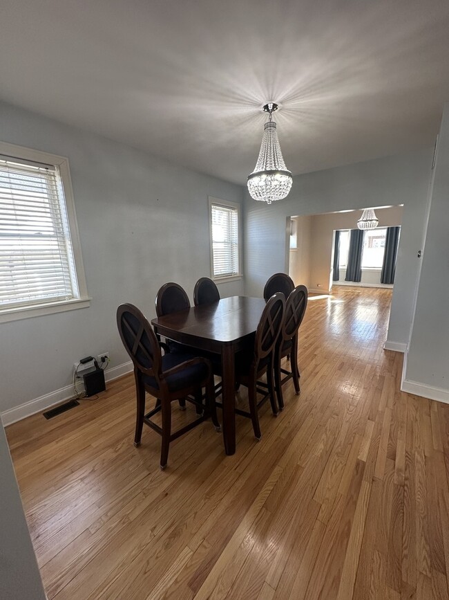 Building Photo - 5042 W Argyle St