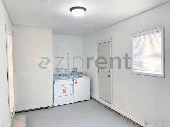 Building Photo - Unit
