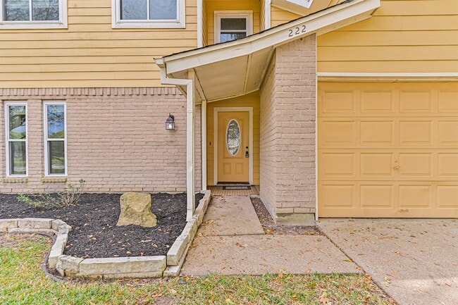 Building Photo - 222 Old Oaks St