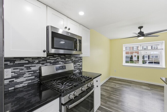 Building Photo - Lovely 3 BR/1.5 BA Townhome in Glen Burnie!