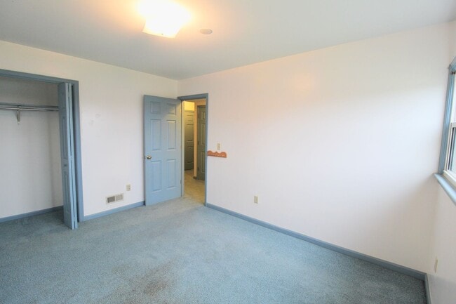 Building Photo - For Rent: Spacious Ranch-Style Home with S...
