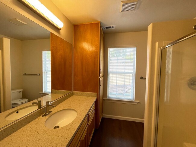 Building Photo - Exceptionally Spacious and Modernized 2x2 Townhouse w/Garage and Washer/Dryer Hookups!