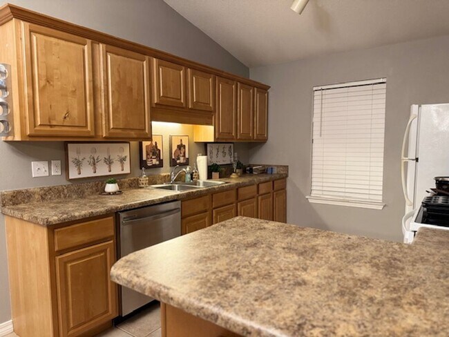 Building Photo - 1833 Sundown Dr