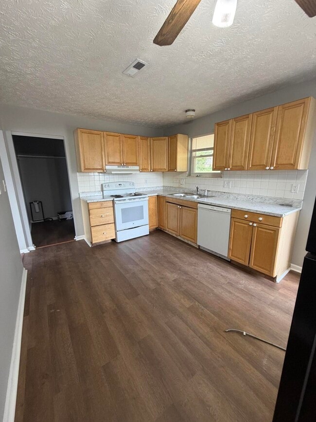 Building Photo - 3732 Red River Dr