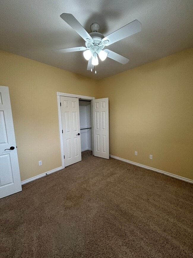 Building Photo - 4 bedroom, 2 bathroom NOW Available!