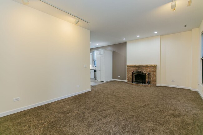 Building Photo - 2342 N Clark St