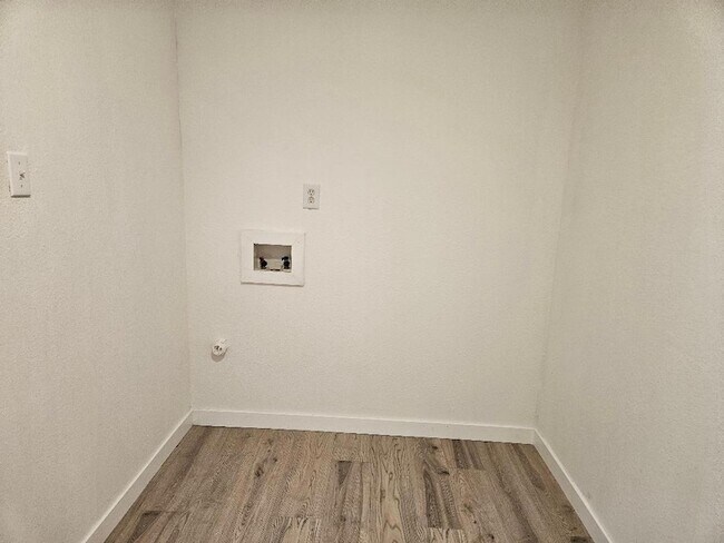 Building Photo - 1511 W Mesa Park Dr