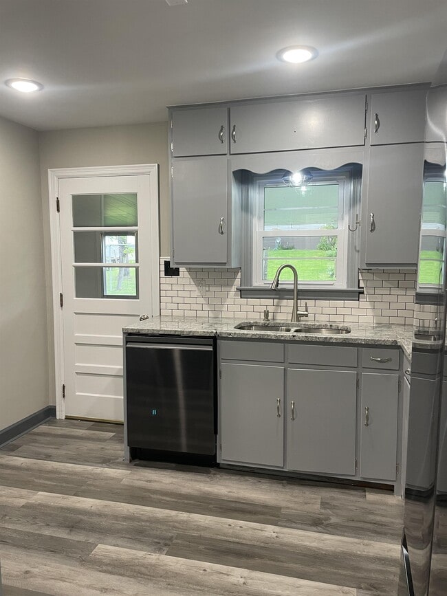 Building Photo - 503 E 8th St