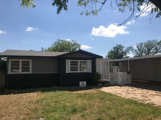 Building Photo - Handyman Special $0 First Month's Rent / “You fix, you SAVE BIG!!” Contact Mayshell for details: ...