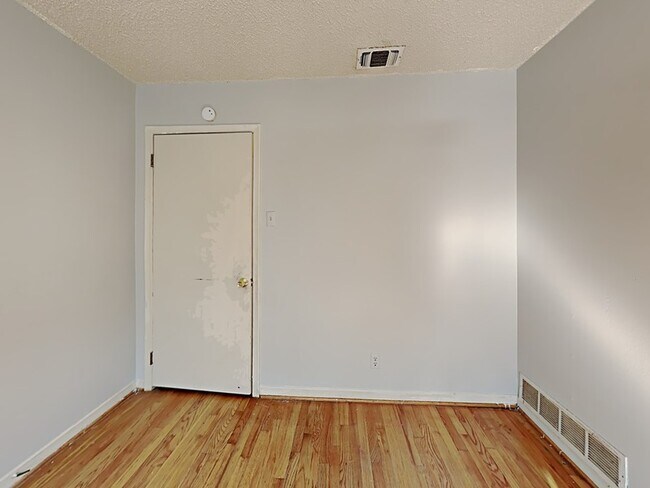 Building Photo - 873 Beverly Dr