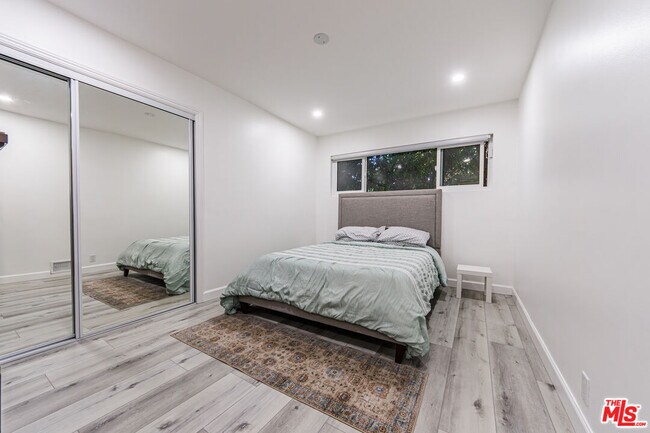 Building Photo - 722 Lincoln Blvd