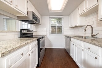 Building Photo - Remodeled Townhome with Granite & Stainless appliances