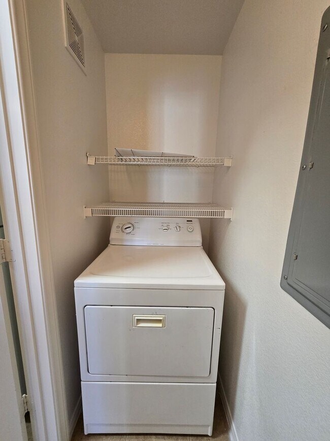 Building Photo - Awesome 2 bedroom 2 bath unit!