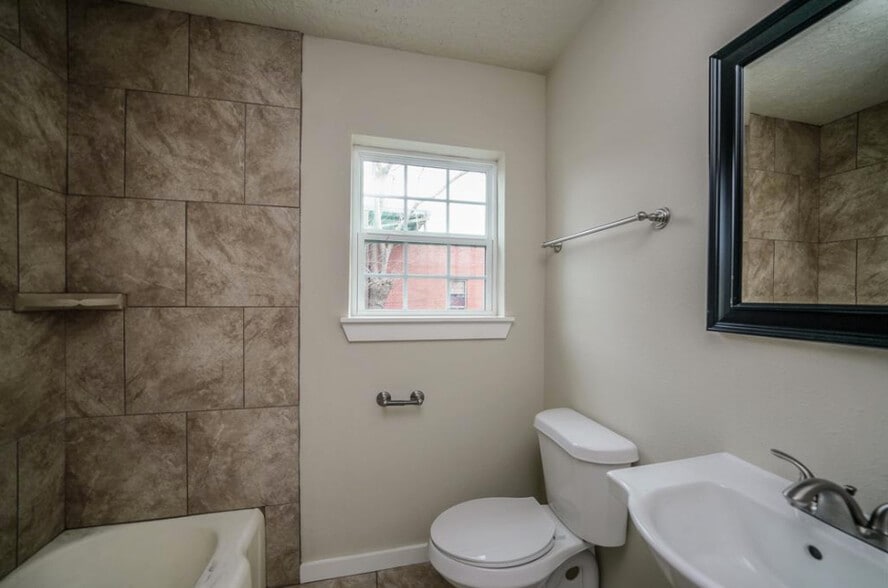 Bathroom - 305 Albert St