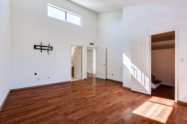 Building Photo - Charming Tri-Level Townhome in Van Nuys