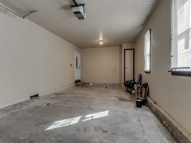 Building Photo - 1131 S Miles Ave