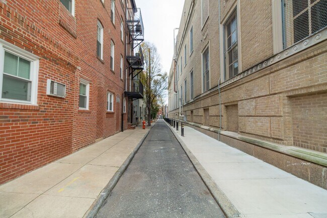 Building Photo - Charming 2 Bedroom 1 bath Row near Rittenh...