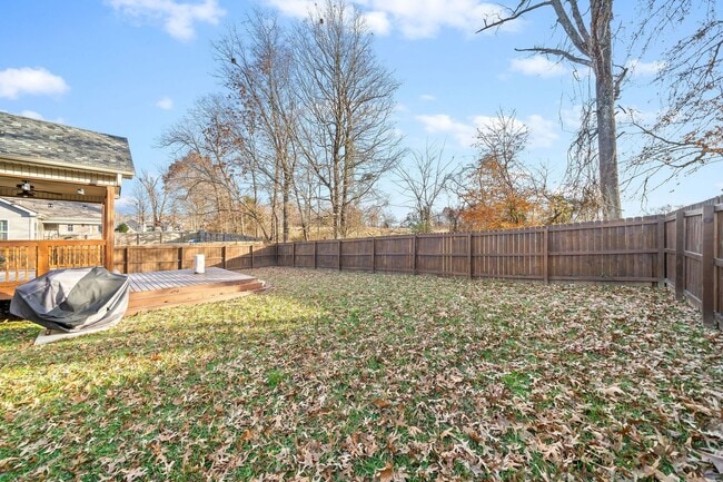 Building Photo - Country feel in the City.  Sharp 3 bed 2 bath.  Close to Fort Campbell.