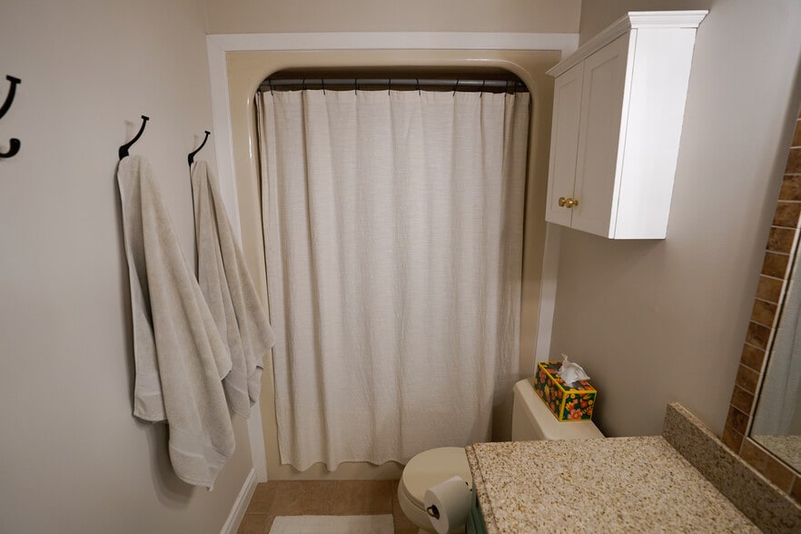 Bathroom Tub/Shower - 120 Willard St