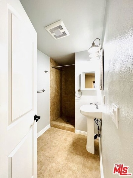 Building Photo - 14236 1/2 Tiara Street Unit