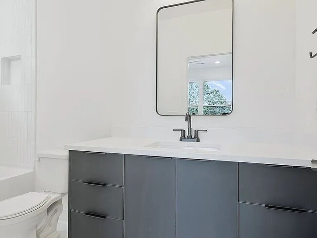 Building Photo - "Spacious 4-Bed Townhouse Oasis in Nashville – 2,500 Sq. Ft. of Modern Comfort!"