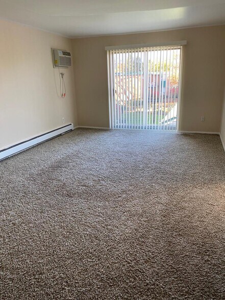 Living room - 1860 Axtell Dr