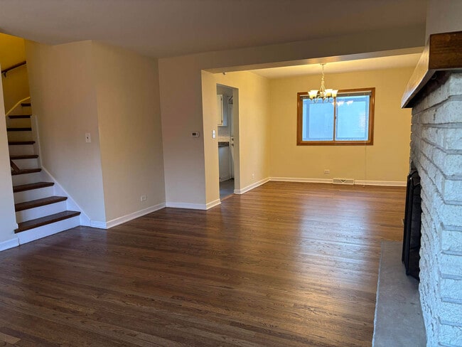 Building Photo - 558 Green Bay Rd