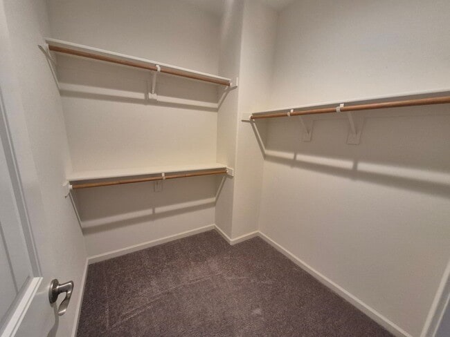 Building Photo - 4 Bedroom 2.5 bath Available now