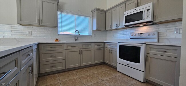 Building Photo - 420 SE 15th Terrace