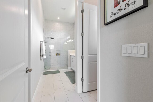 Building Photo - 819 Liliana Dr