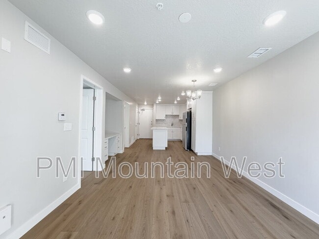 Building Photo - 1032 E 400 S