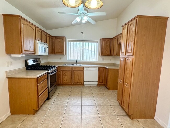 Building Photo - Great 3 Bedroom Home with Detached Garage!