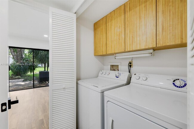 Building Photo - 10516 SW 112th Ave