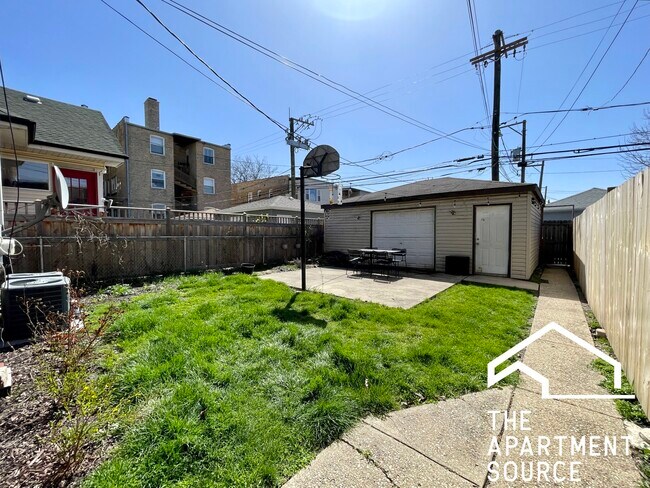 Building Photo - 3113 W Wilson Ave