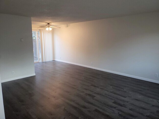 Building Photo - Fully Remodeled 3 Bedroom Townhome! *Move in Special*