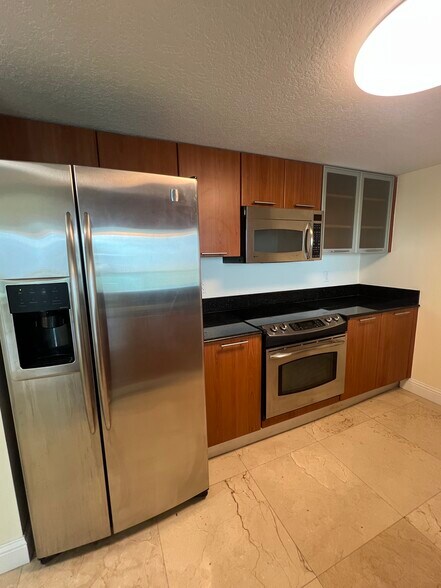 Building Photo - 1800 N Bayshore Dr