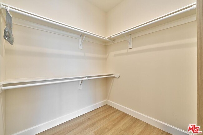 Building Photo - 823 Lorraine Blvd