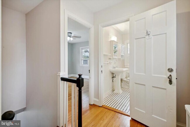 Building Photo - 619 S Garfield St