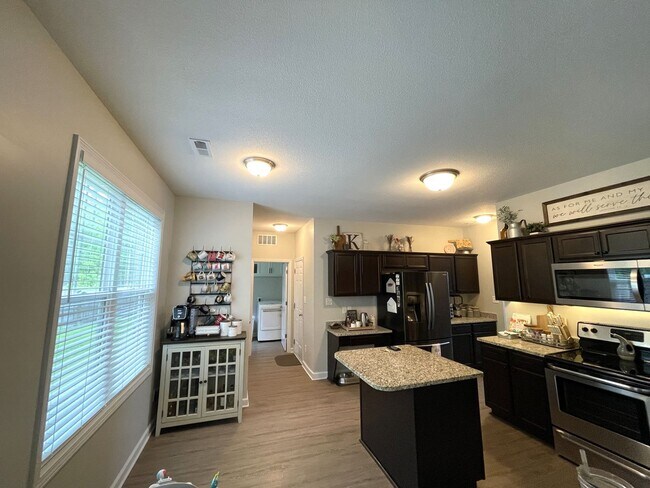 Building Photo - 211 Seneca Ct