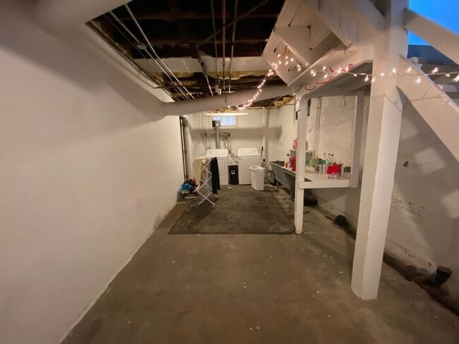 Building Photo - $6,000 | 8 Bedroom, 4 Bathroom Multi Floor...