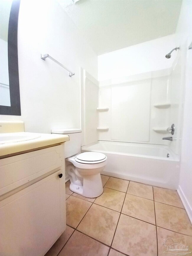 Building Photo - 533 Petros Cir