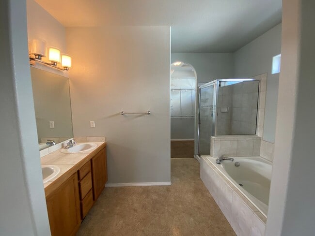 Building Photo - 5 Bedroom/ 3 Bath Home