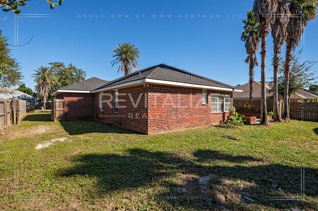 Building Photo - Lovely Brick Home Just Minutes from the Be...