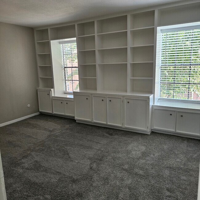 Building Photo - 712 Augusta Dr