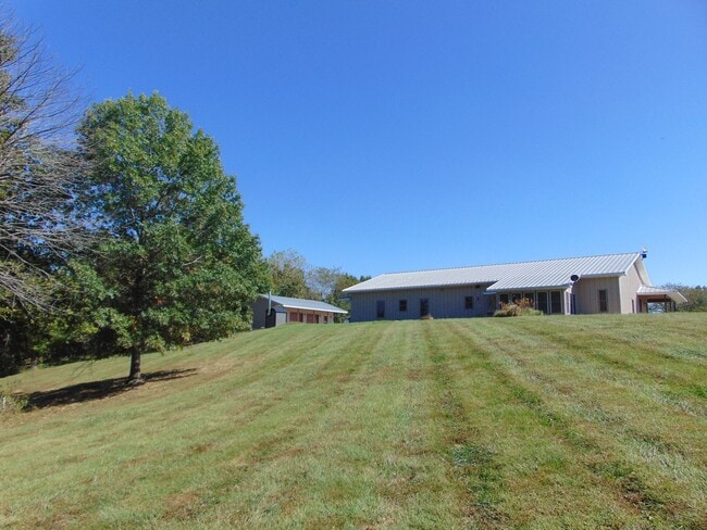 Building Photo - Majestic 3 Bed Mid MO Ranch!